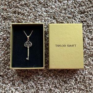 NEW Taylor Swift “Capture It, Remember It” Vault Necklace